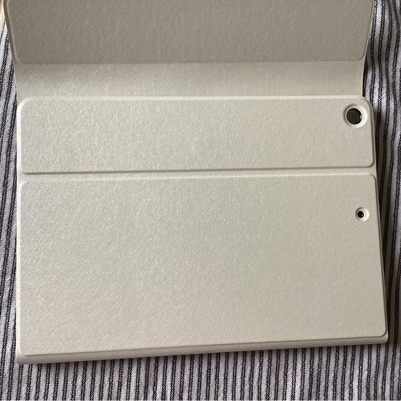 Apple IPad cover for 7, 8 and 9th Generation.  B7 - Picture 4 of 4